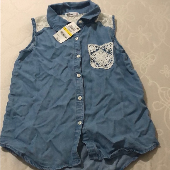 Sleeveless button down blouse. Gorgeous with lace - Picture 1 of 3